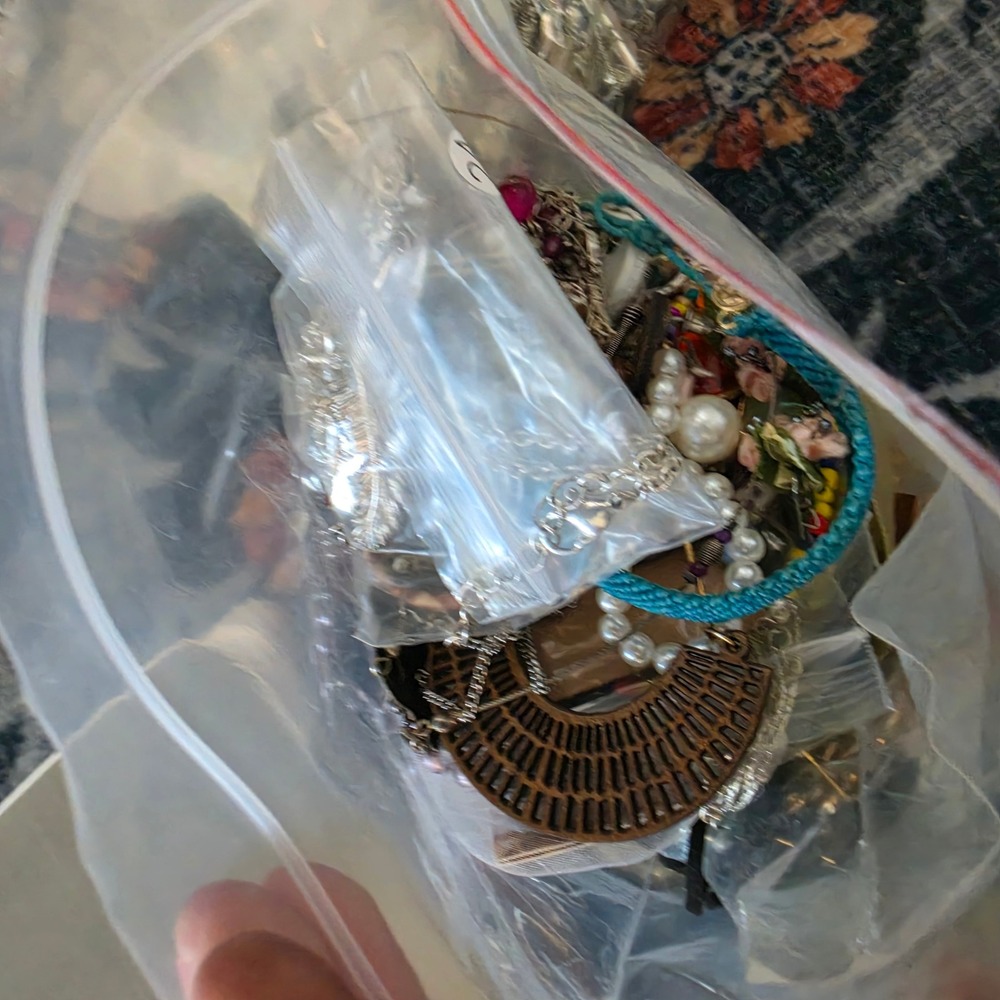 2.5lb Mixed Jewelry Lot Wearable Craft Beaded Necklaces Bracelets Earrings - Picture 3 of 6